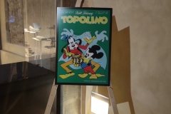 Topolino esamina un vaso misterioso...