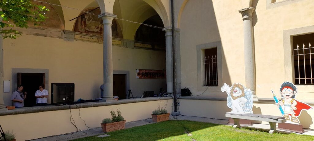 Il chiostro di Sant'Agostino, sede degli stand e dei banchetti degli artisti